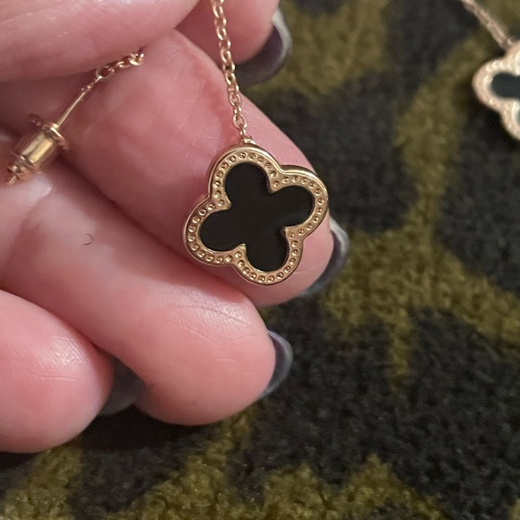 New adorable Rose gold four leaf cover earrings - Picture 3 of 4